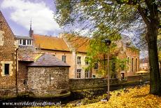 Vlaams Begijnhof Tongeren - Vlaamse begijnhoven: De Lakenmakerstoren in het Begijnhof in Tongeren. Het begijnhof werd gesticht in 1257 en ligt binnen de stadsmuren...