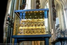 Dom van Keulen - Dom van Keulen: De Driekoningenschrijn bevat de relikwieën van de Drie Koningen. De schrijn werd rond 1200 gemaakt van goud en bezet met... Dom van Keulen - Dom van Keulen: De Driekoningenschrijn bevat de relikwieën van de Drie Koningen. De schrijn werd rond 1200 gemaakt van goud en bezet met...