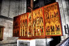 Dom van Keulen - Dom van Keulen: Het 14de-eeuwse Clara-altaar is opgebouwd uit een aantal kleine panelen; de houten panelen worden gescheiden door verfijnd... Dom van Keulen - Dom van Keulen: Het 14de-eeuwse Clara-altaar is opgebouwd uit een aantal kleine panelen; de houten panelen worden gescheiden door verfijnd...