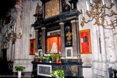 Dom van Keulen - In de Dom van Keulen staat de met votiefgeschenken behangen Schmuckmadonna, een klein Mariabeeld. Op het witte zijden gewaad van de... Dom van Keulen - In de Dom van Keulen staat de met votiefgeschenken behangen Schmuckmadonna, een klein Mariabeeld. Op het witte zijden gewaad van de...