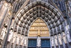 Dom van Keulen - Dom van Keulen: Op de middenkolom van het hoofdportaal bevindt zich een beeld van Moeder Maria. Op de deurposten staan beelden van... Dom van Keulen - Dom van Keulen: Op de middenkolom van het hoofdportaal bevindt zich een beeld van Moeder Maria. Op de deurposten staan beelden van...