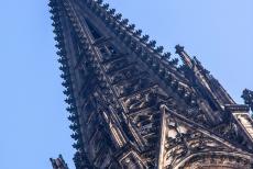Dom van Keulen - Een van de torenspitsen van de Dom van Keulen. De Dicker Pitter of de Sankt Petrus Glocke uit 1923 is de grootste klok van de Dom. De Sankt Petrus... Dom van Keulen - Een van de torenspitsen van de Dom van Keulen. De Dicker Pitter of de Sankt Petrus Glocke uit 1923 is de grootste klok van de Dom. De Sankt Petrus...
