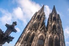 Dom van Keulen - De Dom van Keulen had door geldgebrek meer dan 350 jaar geen torens; pas in 1880 werden de twee torens gebouwd, geheel in... Dom van Keulen - De Dom van Keulen had door geldgebrek meer dan 350 jaar geen torens; pas in 1880 werden de twee torens gebouwd, geheel in...