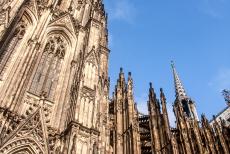 Dom van Keulen - Dom van Keulen: De twee grote hoofdtorens van de Dom zijn ruim 157 meter hoog. Hoewel men eeuwen aan de Dom van Keulen heeft... Dom van Keulen - Dom van Keulen: De twee grote hoofdtorens van de Dom zijn ruim 157 meter hoog. Hoewel men eeuwen aan de Dom van Keulen heeft...