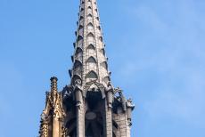 Dom van Keulen - Een pinakel van de Kölner Dom, de Dom van Keulen. Hoewel de Dom zwaar beschadigd werd, overleefde ze de Tweede... Dom van Keulen - Een pinakel van de Kölner Dom, de Dom van Keulen. Hoewel de Dom zwaar beschadigd werd, overleefde ze de Tweede...