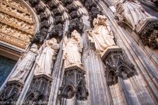 Dom van Keulen - Dom van Keulen: De beelden in hoofdportaal van de westfaçade van de Dom. De drie portalen in de westfaçade van de... Dom van Keulen - Dom van Keulen: De beelden in hoofdportaal van de westfaçade van de Dom. De drie portalen in de westfaçade van de...