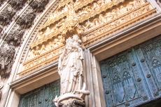 Dom van Keulen - Dom van Keulen: Het beeld van Moeder Maria in het hoofportaal. In 1164 kwam de Dom in het bezit van de relieken van de Drie... Dom van Keulen - Dom van Keulen: Het beeld van Moeder Maria in het hoofportaal. In 1164 kwam de Dom in het bezit van de relieken van de Drie...