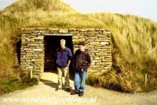 Neolithisch Orkney - De ingang naar de grafkamers van Maeshowe, een centrale grafkamer met eromheen meerdere grafkamers. In de 12de eeuw hebben Vikingen de...