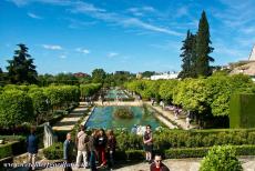 Historisch centrum van Córdoba - Historisch centrum van Córdoba: De watertuinen van het Alcazar de los Reyes Cristianos zijn in drie terrassen aangelegd. Het 14de...