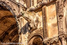 Kathedraal van Chartres - Kathedraal van Chartres: Een waterspuwer in het zuidportaal, rond de waterspuwers van het zuidportaal is veel klein beeldhouwwerk te...