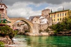 Oude Brug en historische stad van Mostar - De Oude Brug en historische stad van Mostar: Het groen getinte water van de rivier de Neretva stroomt onder de Oude brug van Mostar...