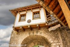 Oude Brug en historische stad van Mostar - Oude Brug en de historische stad van Mostar: De Mostari zijn de twee versterkte torens van de Stari Most, aan iedere kant van de brug...