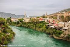 Oude Brug en historische stad van Mostar - Oude Brug en de historische stad van Mostar: De rivier de Neretva stroomt met haar prachtige groen getinte water door de historische...