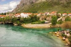 Oude Brug en historische stad van Mostar - Oude Brug en de historische stad van Mostar: In het mooie groen getinte water van de rivier de Neretva liggen nog altijd enkele...