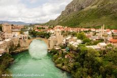 Oude Brug en historische stad van Mostar - De Oude Brug en de historische stad van Mostar gezien vanaf de minaret van de Koski Mehmed Pasha Moskee. De stad Mostar is het...
