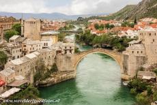 Oude Brug en historische stad van Mostar - Oude Brug en de historische stad van Mostar: In de 16de eeuw werd een houten brug over de Neretva vervangen door een stenen boogbrug, de...