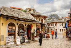 Oude Brug en historische stad van Mostar - De Tepa Markt in de omgeving van de Stari Most in de historische stad van Mostar. De straten en pleinen van de oude stad van Mostar zijn...