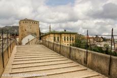 Oude Brug en historische stad van Mostar - Oude Brug en de historische stad van Mostar: De toegang naar de Stari Most gaat via de torens aan aanweerszijden van de brug. De Stari Most,...