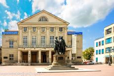 Klassiek Weimar - Classical Weimar: Het Goethe en Schiller Monument staat voor het Deutsches Nationaltheater, het Nationaal Theater van Duitsland, op de...