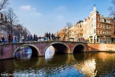 Grachtengordel van Amsterdam - Amsterdamse grachtengordel: Een stenen brug over de Keizersgracht, een van de 17de eeuwse hoofdgrachten. Twee andere hoofdgrachten,...