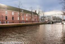 Grachtengordel van Amsterdam - De 17de eeuwse grachtengordel van Amsterdam: De Walter Süskindbrug is een ophaalbrug over de Nieuwe Prinsengracht bij de Hermitage...
