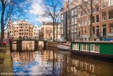 Grachtengordel van Amsterdam - Een woonboot in een van de grachten van Amsterdam. In Amsterdam hebben veel mensen een woonboot als huis. Na de Tweede Wereldoorlog werden de...