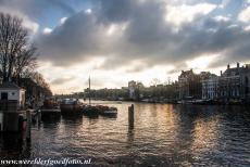 Grachtengordel van Amsterdam - Donkere wolken pakken zich samen boven de 17de eeuwse Amsterdamse grachtengordel. Het gebied binnen de Singelgracht met het Singel, de...