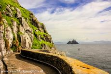 Sceilg Mhichíl - Skellig Michael - Skellig Michael (Iers: Sceilg Mhichíl): Vanaf de 'Lighthouse Road' is Little Skellig en het vasteland van Ierland in...