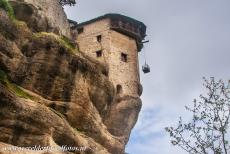 Kloosters van Meteora - Meteora: De takeltoren van klooster Varlaam wordt tegenwoordig alleen nog gebruikt voor het omhoog takelen van goederen, maar eeuwenlang werden...