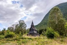 Staafkerk van Urnes - De staafkerk van Urnes werd in 1130 gebouwd op de plek waar al eerder kerken stonden. Er zat honderd jaar tussen de bouw van de eerste en de derde... Staafkerk van Urnes - De staafkerk van Urnes werd in 1130 gebouwd op de plek waar al eerder kerken stonden. Er zat honderd jaar tussen de bouw van de eerste en de derde...