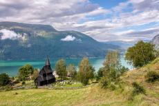 Staafkerk van Urnes - De staafkerk van Urnes staat aan de Lustrafjord, een zijarm van de Sognefjord. Het is de oudste staafkerk van... Staafkerk van Urnes - De staafkerk van Urnes staat aan de Lustrafjord, een zijarm van de Sognefjord. Het is de oudste staafkerk van...