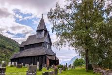 Staafkerk van Urnes - Het interieur van de staafkerk van Urnes is rijk dedecoreerd met motieven, zoals duiven, draken en centaurs, de decoratie is bekend... Staafkerk van Urnes - Het interieur van de staafkerk van Urnes is rijk dedecoreerd met motieven, zoals duiven, draken en centaurs, de decoratie is bekend...