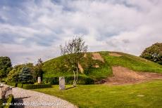 Jelling Mounds, Runic Stones and Church - Jelling Mounds, Runic Stones and Church: Underneath the eight metres high north mound is a grave chamber built from oak felled around...