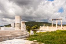 Heiligdom van Asklepios in Epidaurus - Heiligdom van Asklepios in Epidaurus: Links de Tholos of de Thymele van Epidaurus, rechts de zuilenrij van het Abaton. De Thymele...