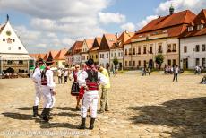 Beschermd stadsgebied van Bardejov - Beschermd stadsgebied van Bardejov: Het centrale plein met het stadhuis in het historische centrum van Bardejov tijdens de jaarmarkt....