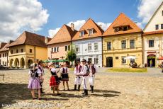 Beschermd stadsgebied van Bardejov - Beschermd stadsgebied van Bardejov: Mensen gekleed in traditionele Slowaakse klederdracht tijdens de jaarmarkt van Bardejov, op de...