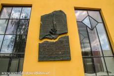 Beschermd stadsgebied van Bardejov - Beschermd stadsgebied van Bardejov: Op de façade van de Oude Synagoge werd in 1992 een plaquette aangebracht ter herdenking aan...