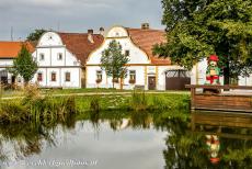 Historisch dorp Holašovice - Historisch dorp Holašovice: De huizen van Holašovice liggen rond een centraal grasveld met een visvijver, een dorpshuis en een...