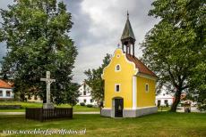 Historisch dorp Holašovice - Historisch dorp Holašovice: De zeer kleine kapel van St. Johannes van Nepomuk uit 1755 staat op het centrale dorpsplein, wat niet meer...