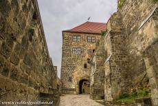 Historisch centrum van Quedlinburg - Stiftskerk van Sint Servaas, kasteel en historisch centrum van Quedlinburg: De massieve poort naar het kasteel van Quedlinburg op de...
