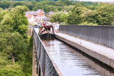 Pontcysyllte Aquaduct - Een narrowboat vaart door het Llangollen Canal over het Pontcysyllte Aquaduct, ernaast lopen mensen via het jaagpad over het... Pontcysyllte Aquaduct - Een narrowboat vaart door het Llangollen Canal over het Pontcysyllte Aquaduct, ernaast lopen mensen via het jaagpad over het...