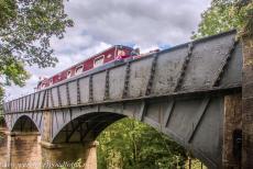 Pontcysyllte Aquaduct - Het Pontcysyllte Aquaduct bestaat uit een enorme gietijzeren bak, die op 19 stenen pijlers rust. De gietijzeren bak van het Pontcysyllte... Pontcysyllte Aquaduct - Het Pontcysyllte Aquaduct bestaat uit een enorme gietijzeren bak, die op 19 stenen pijlers rust. De gietijzeren bak van het Pontcysyllte...