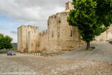 Garnizoensgrensstad en vestingwerken van Elvas - Garnizoensgrensstad en vestingwerken van Elvas: Een classic Mini bij het kasteel van Elvas, het kasteel is een middeleeuwse militaire vesting, het...