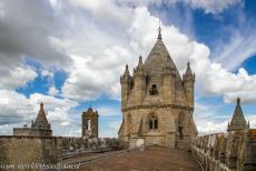 Historisch centrum van Évora - Historisch centrum van Évora: Op het dak van de kathedraal van Évora, de achthoekige toren boven de kruising van transept wordt...