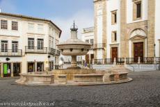 Historisch centrum van Évora - Historisch centrum van Évora: De 16de eeuwse Fonte Henriquina staat voor de kerk van Sint Antonius, de Igreja Santo...