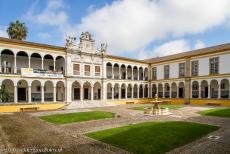 Historisch centrum van Évora - Historisch centrum van Évora: De binnenplaats van het Colégio do Espírito Santo (het Heilige Geestcollege), het...