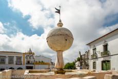 Historisch centrum van Évora - Historisch centrum van Évora: Op het plein Largo das Portas de Moura staat een 16de eeuwse fontein in renaissancestijl, de...