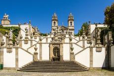 Heiligdom van Bom Jesus do Monte in Braga - Heiligdom van Bom Jesus do Monte in Braga: Het onderste gedeelte van de zigzag vormige trap wordt de Trap van Vijf Zintuigen genoemd, ze...
