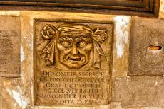 Venetië en de Lagune - Venetië en de Lagune: Aan de muur van het Dogenpaleis zit een brievenbus, de Leeuwenmuil genoemd, de Bocca di Leone, hier...