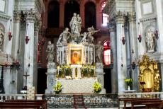 Venetië en de Lagune - Venetië en de Lagune: Het Hoogaltaar van de Basiliek van Santa Maria della Salute is verfraaid met de heilige icoon van Panagia...
